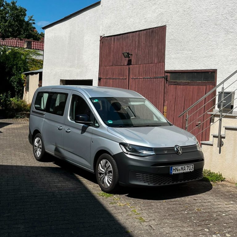 Silberner VW Caddy von Mietwagenverkehr Müller für Flughafentransfers im Raum Heilbronn