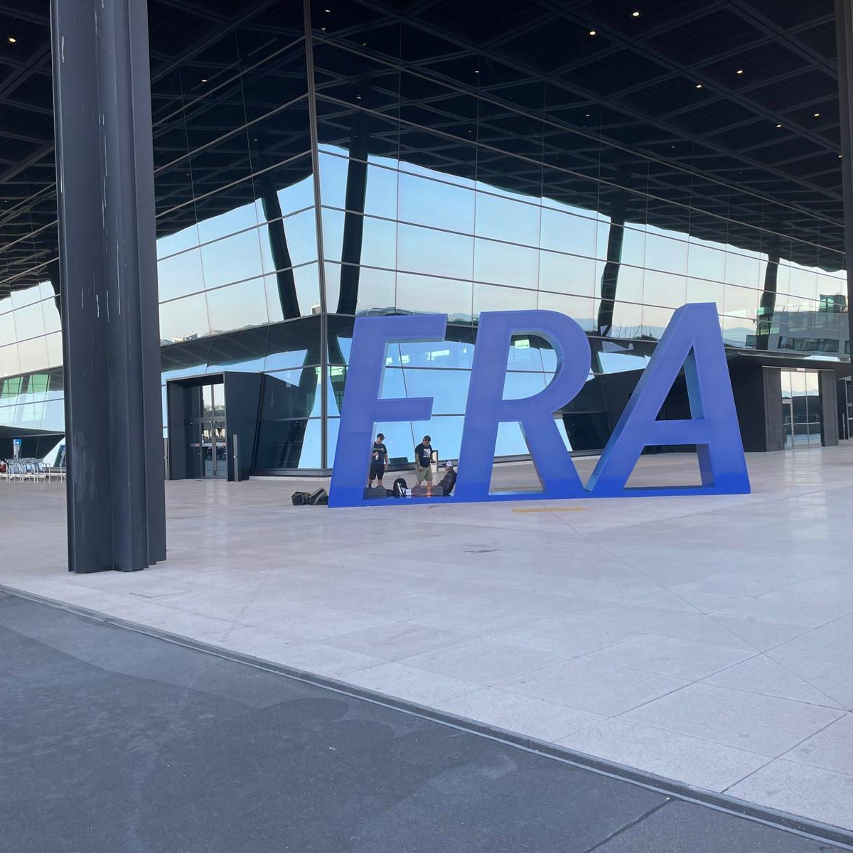 Terminal am Flughafen Frankfurt mit großem FRA-Schriftzug